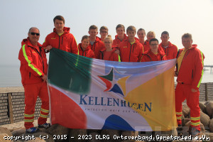 Gruppenfoto vor der Wasserrettungsstation Kellenhusen