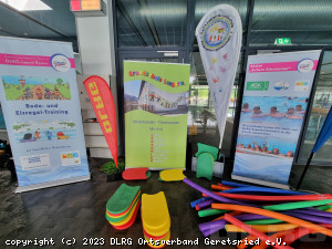 Banner der DLRG Jugend Bayern und beteiligter Grundschulen